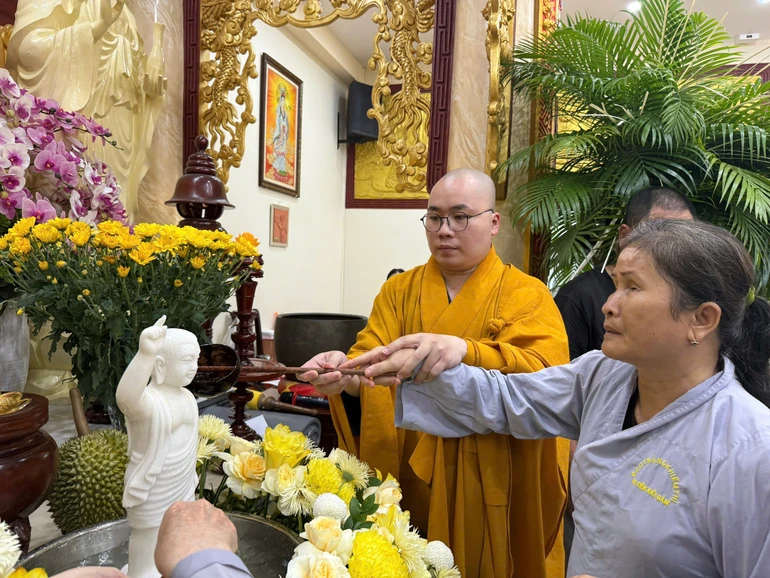 Chư Tăng ân cần hướng dẫn Phật tử khiếm thị thực hiện nghi thức Tắm Phật tại chùa Long Thành, mùng 1-4 ÂL - Ảnh: Đức Tâm 