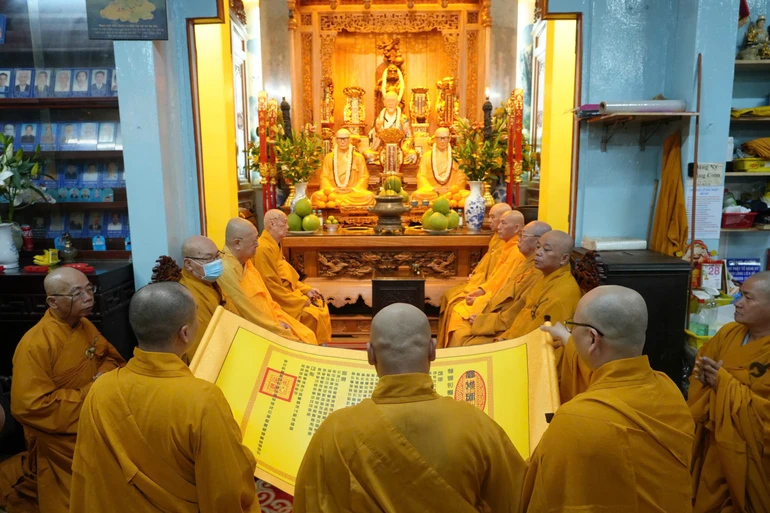Lễ cung an chức sự tại hạ trường chùa Tuyền Lâm, mở đầu cho ba tháng an cư kiết hạ thúc liễm thân tâm - Ảnh: Chùa Tuyền Lâm