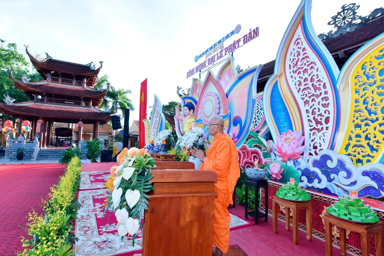 Trang nghiêm Đại lễ Phật đản tại thiền viện Trúc Lâm Phương Nam, sáng 15-4-Bính Ngọ - Ảnh: Hoàng Chiến