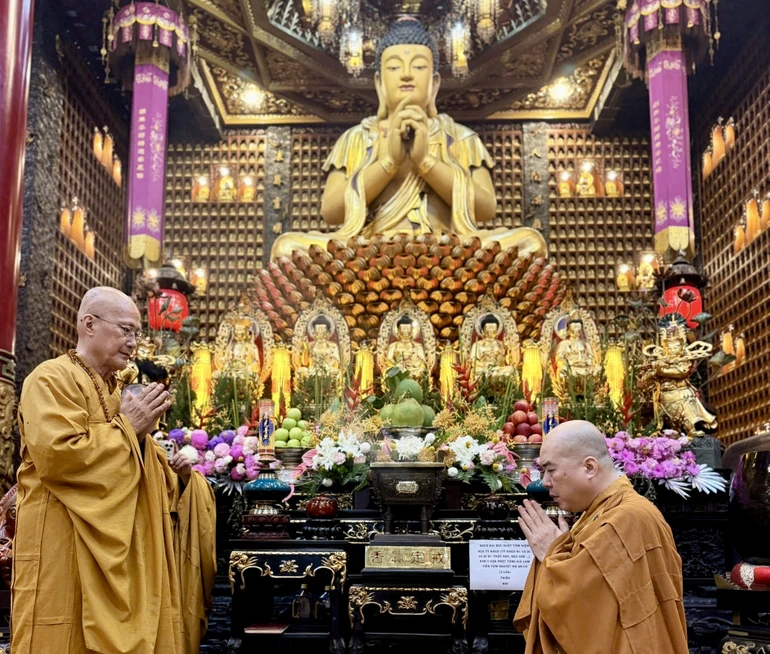 Chư tôn đức kiết giới trường, đối thú an cư tại chánh điện chùa Vạn Phật - Ảnh: Tâm Đức