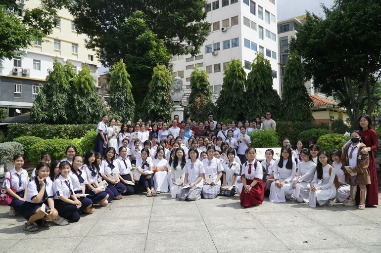 Chụp ảnh lưu niệm trước Tượng đài liệt nữ Quách Thị Trang