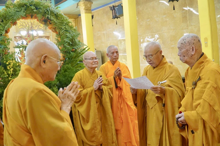 Chư Tăng cử hành lễ tạ pháp và Tự tứ tại hạ trường chùa Tuyền Lâm (phường Bình Tây, TP.HCM) chiều 24-8 - Ảnh: H.Y/BGN 