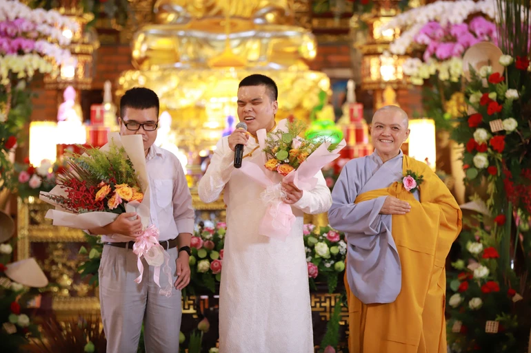 Nụ cười rạng rỡ của Ni sư Thích nữ Hương Nhũ bên cạnh người Phật tử khiếm thị đang cất tiếng hát nhớ về mẹ trong mùa Vu lan - Ảnh: Thiên Quang