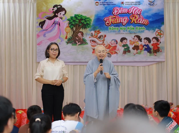 Chương trình Tết Trung thu dành cho hơn 200 em thiếu nhi tại chùa Long Phước - Ảnh: Lyh Trang
