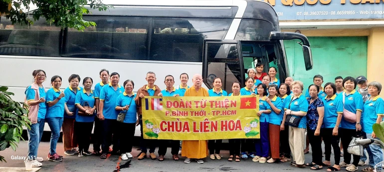 Đoàn từ thiện chùa Liên Hoa trao tặng 250 phần quà, động viên người dân vượt qua khó khăn từ Quỹ "Không đốt vàng mã" của chùa 