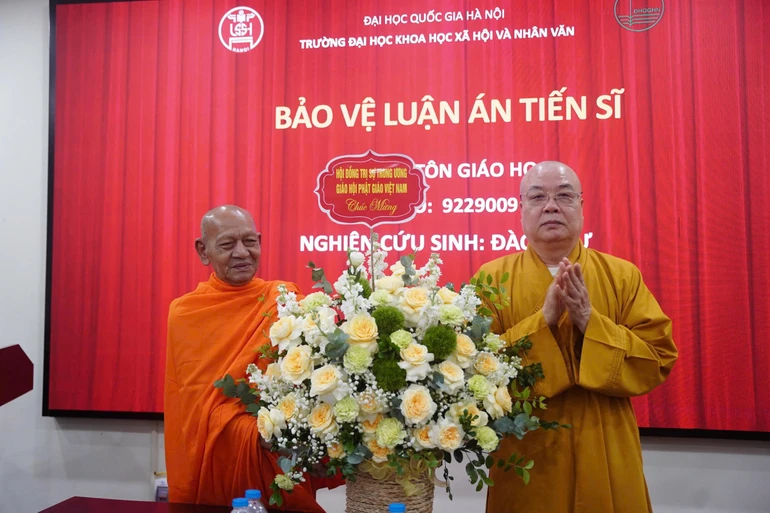 Trưởng lão Hòa thượng Thích Thanh Nhiễu thay mặt Trung ương GHPGVN chúc mừng Hòa thượng Đào Như, bảo vệ thành công luận án tiến sĩ ngành Tôn giáo học - Ảnh: Thiện Hậu