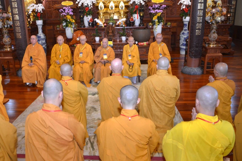 Ban Trị sự GHPGVN Q.Tân Bình tác bạch khánh tuế chư tôn giáo phẩm chứng minh