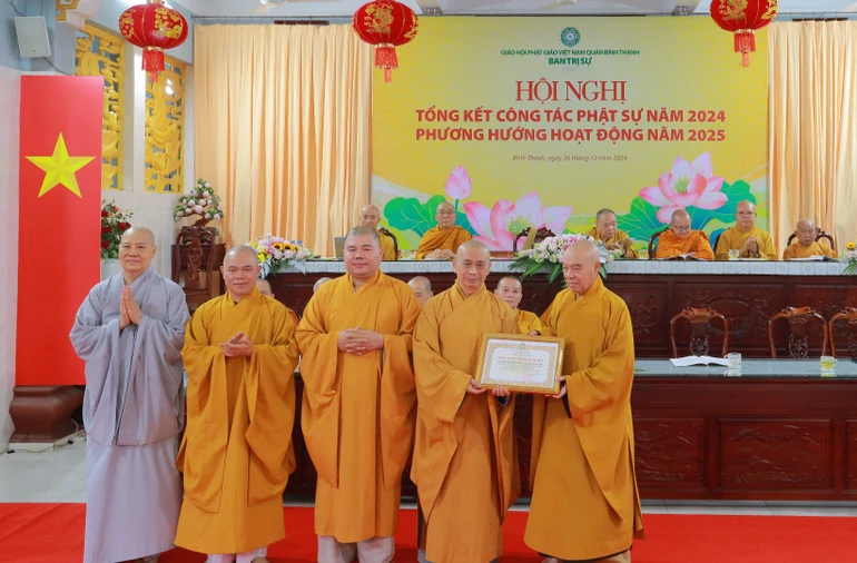 Hòa thượng Thích Nhựt Hỷ trao Bằng tuyên dương công đức đến tập thể Ban Trị sự GHPGVN Q.Bình Thạnh