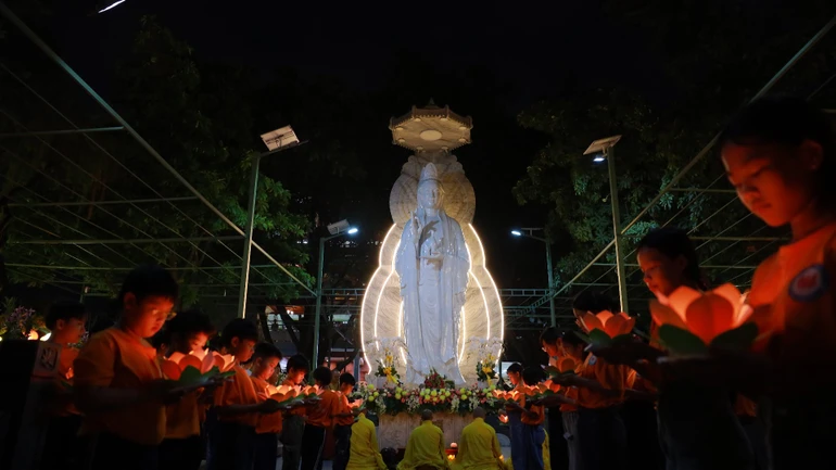 Lễ hoa đăng cầu nguyện nhân ngày vía Đức Quán Thế Âm Bồ-tát tại chùa Diệu Pháp (Q.Bình Thạnh, TP.HCM)