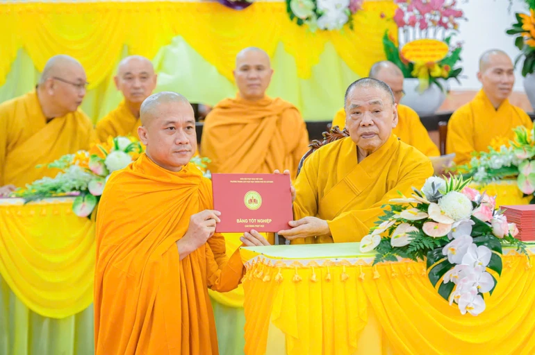 Trưởng lão Hòa thượng Thích Thiện Pháp trao Bằng tốt nghiệp đến Tăng sinh Trường Trung cấp Phật học TP.HCM - Ảnh: Tâm Quý/BGN