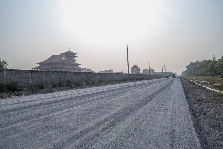 Con đường chính dẫn vào Cơ sở II - Học viện Phật giáo VN tại TP.HCM đang được trải nhựa - Ảnh: Nguyên Tài/BGN