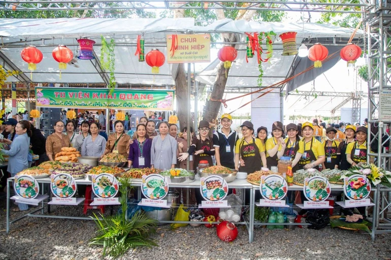 Có 112 món ăn, thức uống do các tự viện, Phật tử tại H.Xuân Lộc chuẩn bị chu đáo