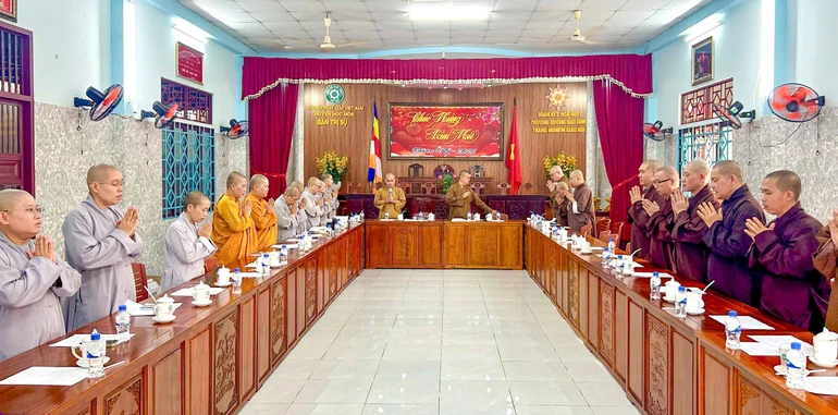 Chư tôn đức niệm Phật cầu gia hộ trước buổi họp