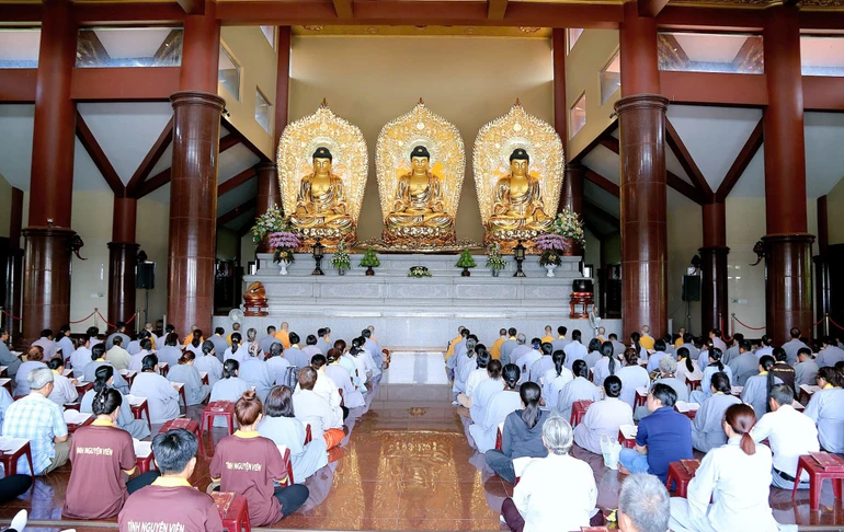 Phật tử trì tụng kinh trong khóa tu Ngày an lạc tổ chức tại chùa Thanh Tâm (H.Bình Chánh, TP.HCM)