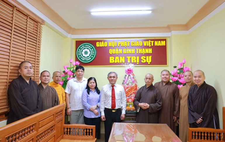 Sở Dân tộc và Tôn giáo TP.HCM tặng quà chúc mừng Đại lễ Phật đản Phật lịch 2569 đến Ban Trị sự Phật giáo Q.Bình Thạnh