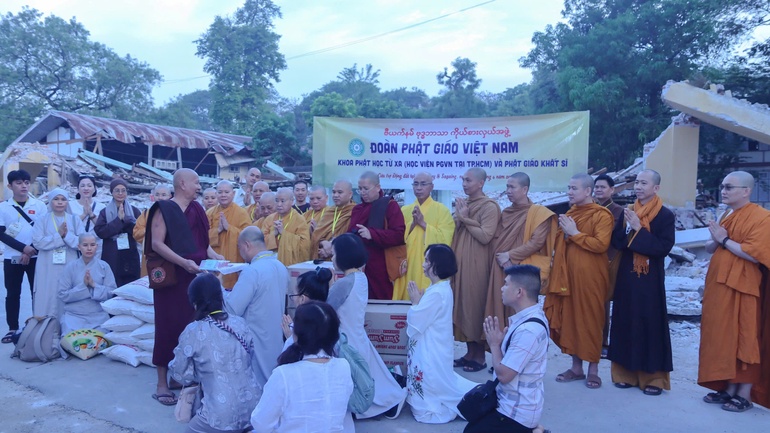 Phật tử cúng dường đến chư Tăng tại Myanmar