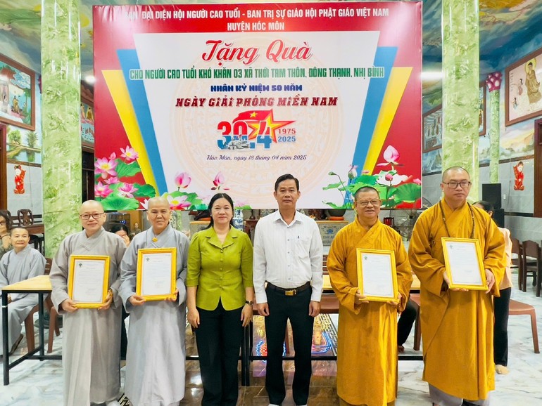 Ban Tổ chức tặng Thư tri ân chư tôn đức Ban Trị sự GHPGVN H.Hóc Môn