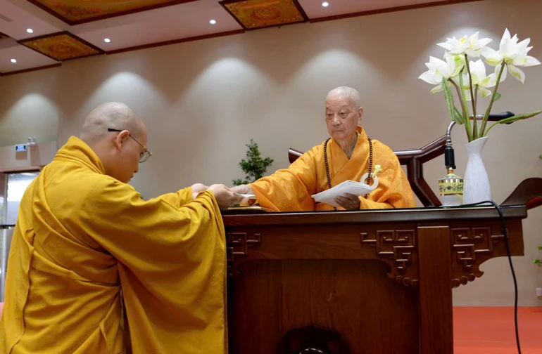 Đức Pháp chủ GHPGVN trao học bổng Đức Nhuận đến chư Tăng nghiên cứu sinh khoa Phật học thuộc Học viện Phật giáo VN tại TP.HCM - Ảnh: Bảo Toàn/BGN