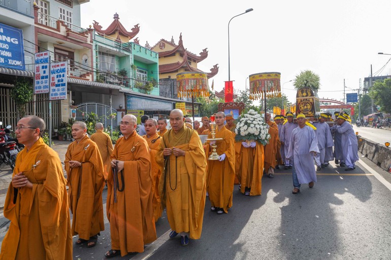 Cung thỉnh kim quan Trưởng lão Hòa thượng Thích Thiện Lạc đến nơi trà-tỳ - Ảnh: Nguyên Tài/BGN