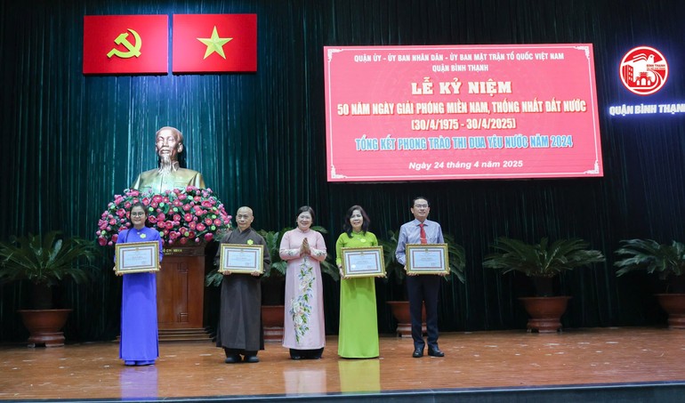 UBND TP.HCM tặng Bằng khen cho 4 tập thể có thành tích trong phong trào thi đua “Vì người nghèo - không để ai bị bỏ lại phía sau” giai đoạn 2021-2025