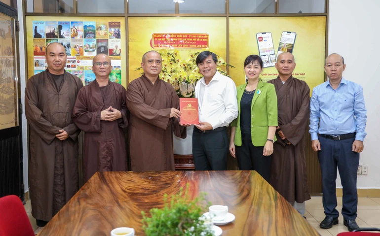 Ông Tăng Hữu Phong đại diện lãnh đạo Thành ủy - HĐND - UBND - Ủy ban MTTQVN TP.HCM thăm, chúc mừng Báo Giác Ngộ nhân Đại lễ Phật đản Phật lịch 2569 - Vesak 2025 - Ảnh: Nguyên Tài/BGN