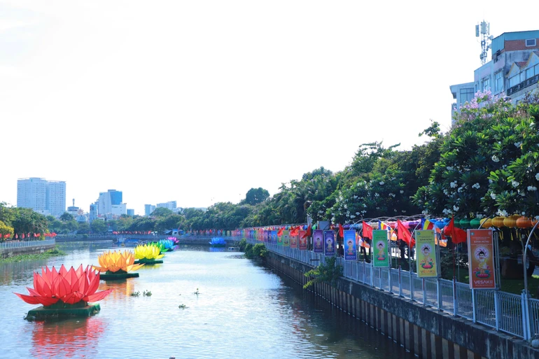 7 hoa sen được hạ thủy trên dòng kênh Nhiêu Lộc kính mừng Đại lễ Phật đản 2569 - Vesak 2025