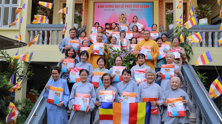 Niềm vui của Phật tử tại chùa Phước Bửu khi nhận được lá cờ Phật giáo nhân dịp Đại lễ Phật đản - Vesak 2025 - Ảnh: Pháp Bảo Khiêm