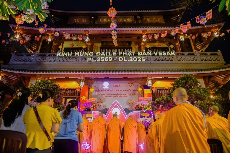 Trang nghiêm Đại lễ Phật đản Phật lịch 2569 của Ban Trị sự Phật giáo Q.Tân Bình tại chùa Hải Quang - Ảnh: Tâm Quý