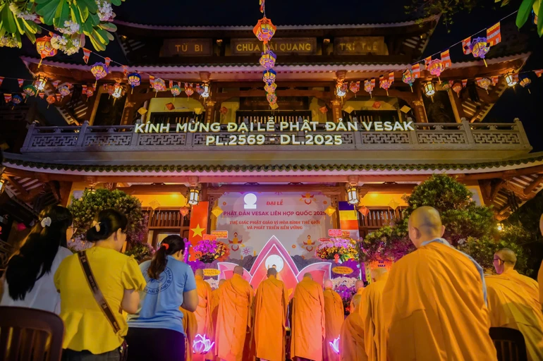 Trang nghiêm Đại lễ Phật đản Phật lịch 2569 của Ban Trị sự Phật giáo Q.Tân Bình tại chùa Hải Quang - Ảnh: Tâm Quý