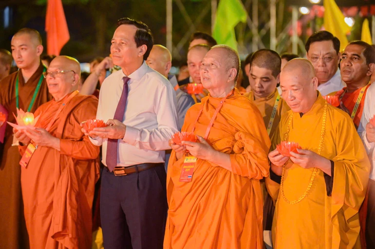 Chư tôn đức, đại biểu thực hiện nghi thức thắp hoa đăng cầu hòa bình thế giới