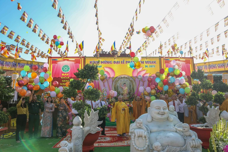 Nghi thức thả bong bóng cầu nguyện hòa bình thế giới - Ảnh: Nguyên Tài/BGN