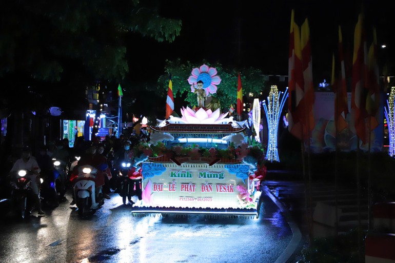 Đoàn xe hoa diễu hành hân hoan kính mừng Phật đản Phật lịch 2569 - Ảnh: Trung Thắng