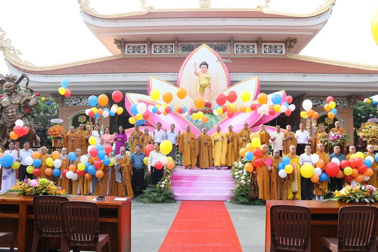 Chư tôn đức, quan khách thả bong bóng cầu nguyện hòa bình thế giới