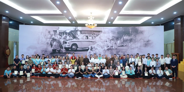 Niềm hoan hỷ trong buổi họp mặt thân mật của chư tôn đức Ban Thông tin - Truyền thông GHPGVN TP.HCM và các đơn vị, tình nguyện viên phụng sự Lễ chiêm bái xá-lợi Trái tim Bồ-tát Thích Quảng Đức tại Việt Nam Quốc Tự - Ảnh: Trung Thắng