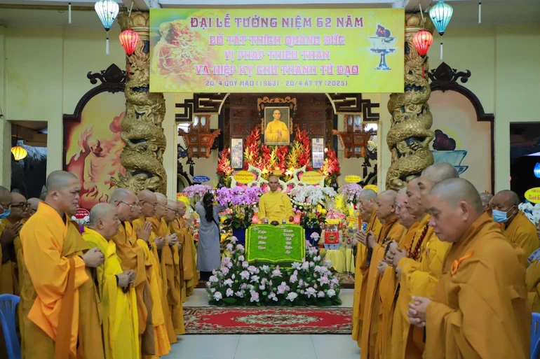 Trang nghiêm Lễ tưởng niệm Bồ-tát Thích Quảng Đức tại tổ đình Quán Thế Âm - di tích cuối cùng của ngài - Ảnh: Trung Thắng