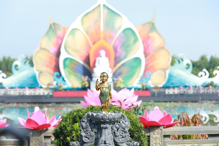 Tôn tượng Đức Phật đản sinh trong khuôn viên Học viện Phật giáo VN tại TP.HCM - nơi diễn ra Đại lễ Vesak Liên Hiệp Quốc 2025 - Ảnh: Trung Thắng