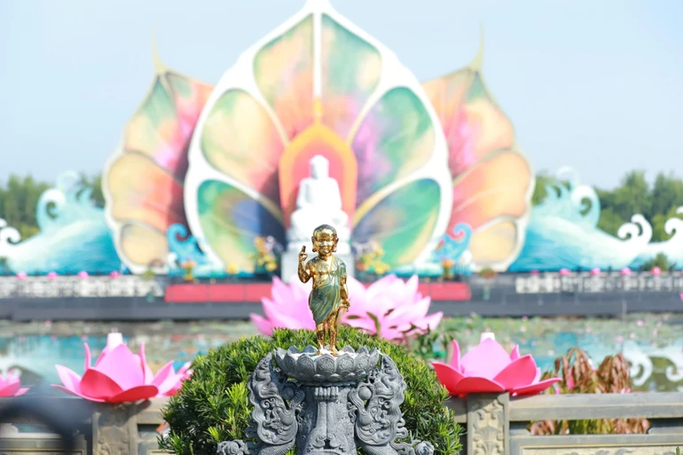 Tôn tượng Đức Phật đản sinh trong khuôn viên Học viện Phật giáo VN tại TP.HCM - nơi diễn ra Đại lễ Vesak Liên Hiệp Quốc 2025 - Ảnh: Trung Thắng