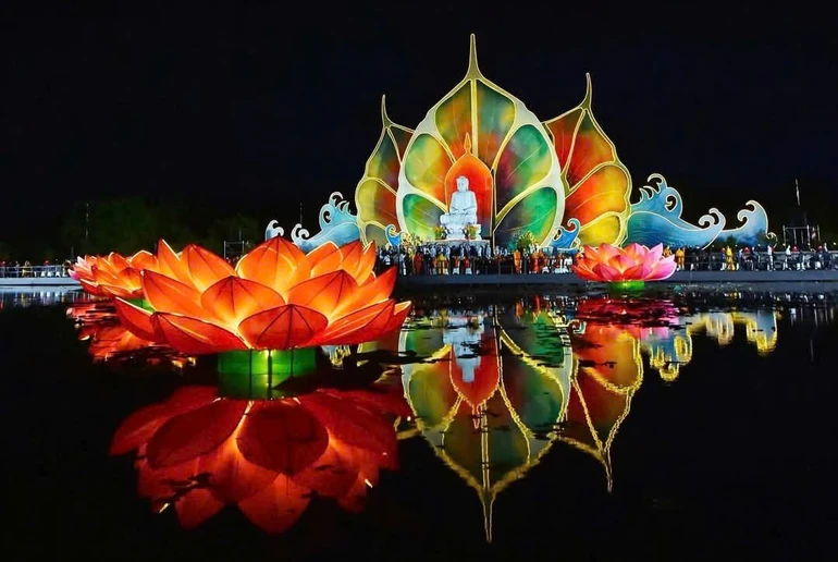 Lễ hoa đăng cầu nguyện hòa bình thế giới trong khuôn khổ chương trình Đại lễ Vesak Liên Hiệp Quốc 2025 ở Học viện Phật giáo VN tại TP.HCM