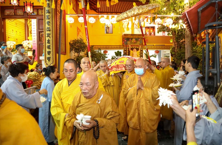 Cung thỉnh nhục thân Hòa thượng Thích Thanh Sơn nhập kim quan - Ảnh: Nguyên Tài/BGN