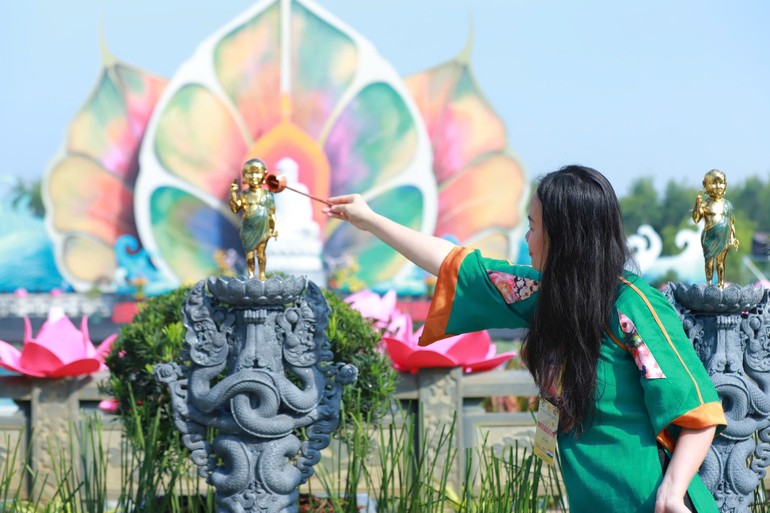 Đại biểu tham dự Đại lễ Vesak Liên Hiệp Quốc 2025 thực hiện nghi thức Tắm Phật - Ảnh: Trung Thắng