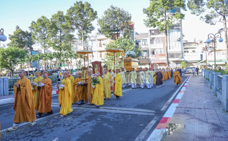 Cung thỉnh kim quan Hòa thượng Thích Thanh Sơn đến nơi trà-tỳ - Ảnh: Nguyên Tài/BGN