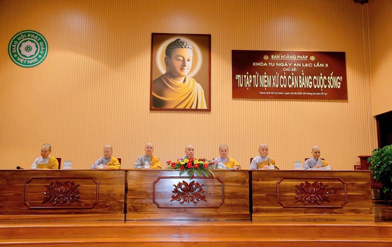 Chư tôn đức Ni chia sẻ trong buổi pháp đàm với Phật tử