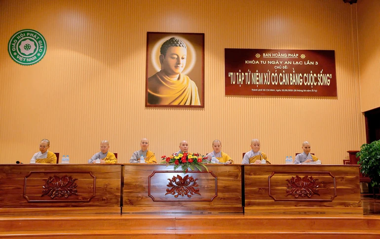 Chư tôn đức Ni chia sẻ trong buổi pháp đàm với Phật tử