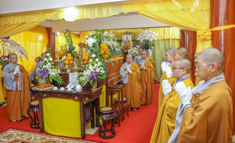 Môn đồ pháp quyến chùa Liễu Quán túc trực bên kim quan Ni trưởng Thích nữ Như Tâm - Ảnh: Nguyên Tài/BGN