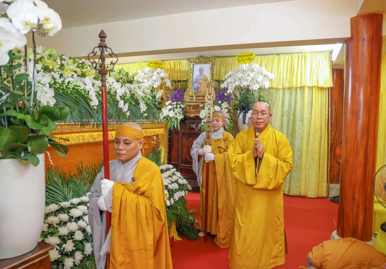 Chư tôn đức Ban Trị sự GHPGVN Q.Tân Bình hữu nhiễu kim quan cố Ni trưởng Thích nữ Như Tâm - Ảnh: Nguyên Tài/BGN