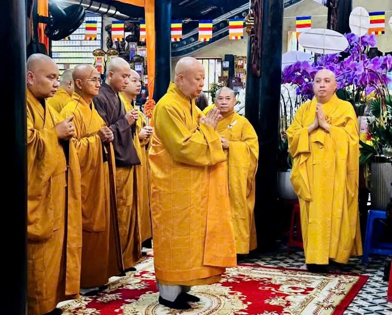 Hòa thượng Thích Lệ Trang, Phó Chủ tịch Hội đồng Trị sự, Trưởng ban Trị sự GHPGVN TP.HCM cùng chư tôn đức Ban Thường trực Ban Trị sự dâng hương tưởng niệm cố Hòa thượng Thích Huệ Sanh