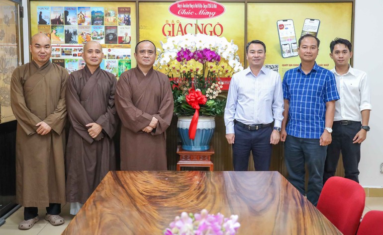 Lãnh đạo Phòng An ninh nội địa - Công an TP.HCM chúc mừng Báo Giác Ngộ nhân kỷ niệm Ngày Báo chí Cách mạng Việt Nam, 21-6 - Ảnh: Nguyên Tài/BGN