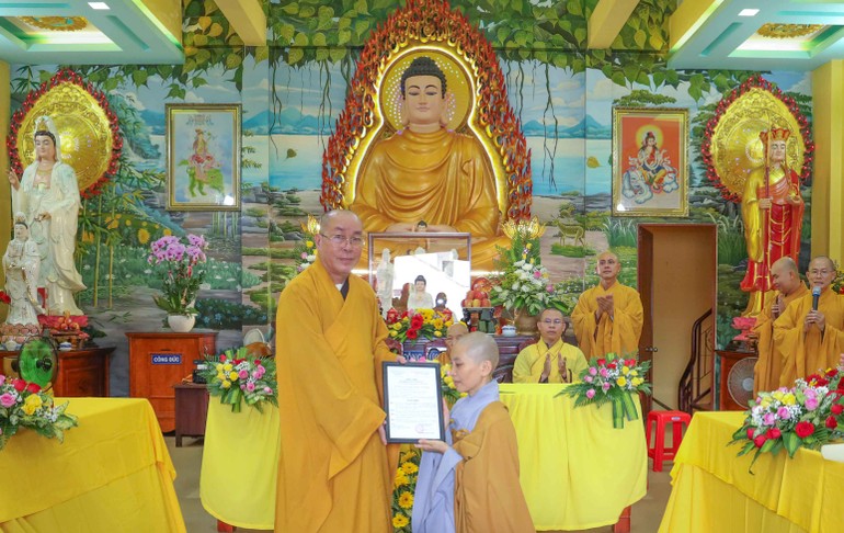 Thượng tọa Thích Đạt Đức trao quyết định bổ nhiệm trụ trì chùa Vĩnh Hòa đến Sư cô Thích nữ Quảng Khai - Ảnh: Nguyên Tài/BGN