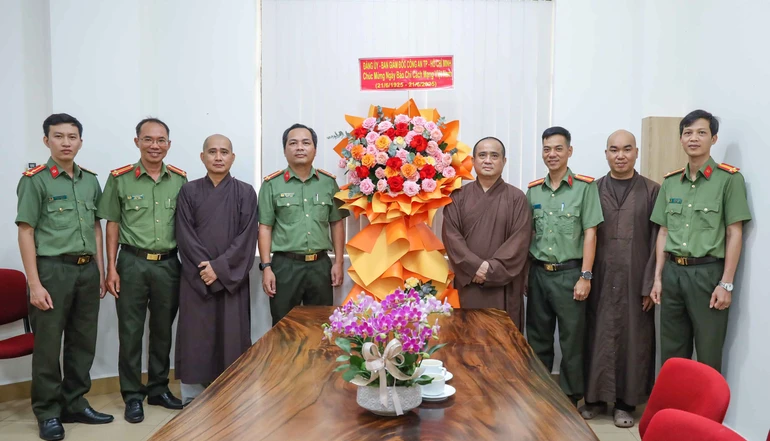 Phái đoàn tặng lẵng hoa của Lãnh đạo Công an TP.HCM chúc mừng Báo Giác Ngộ nhân kỷ niệm Ngày Báo chí Cách mạng Việt Nam, 21-6 - Ảnh: Nguyên Tài/BGN