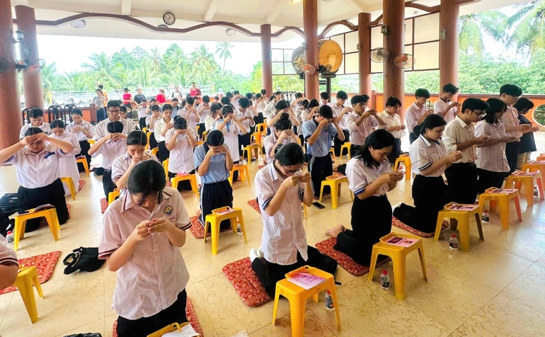 Các sĩ tử dâng hương cầu nguyện